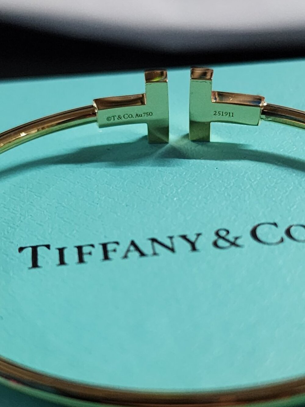 Tiffany & Co. T Wire Bracelet 18k Yellow Gold - Picture 5 of 6